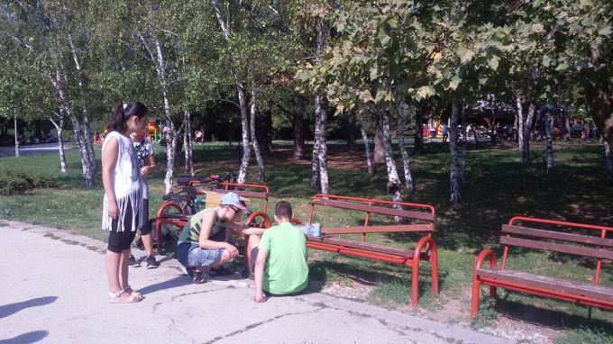 Младежи от Клуб „Хвърчило“ поправиха пейките в парка в кв. Младост Радио Варна