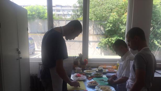 Младежи с увреждания придобиха кулинарни умения – „Черно море“